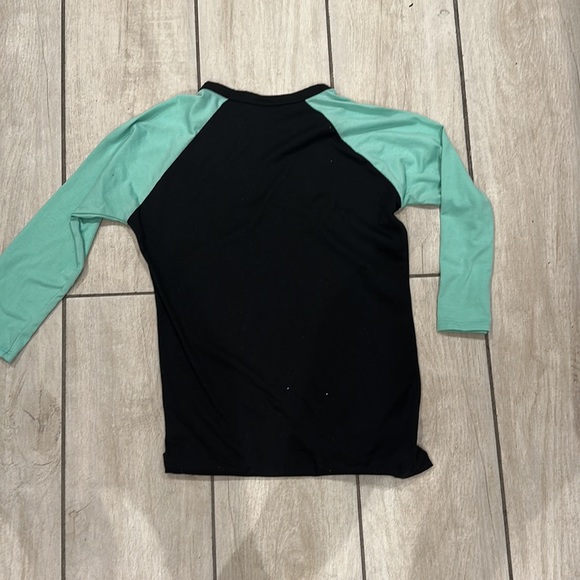 Cute LulaRoe Raglan top - Picture 6 of 6